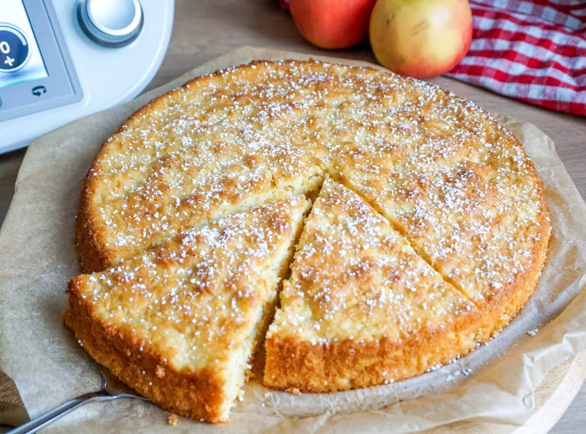 Ein Stück schneller Apfelkuchen, im Thermomix zubereitet, auf einem Teller