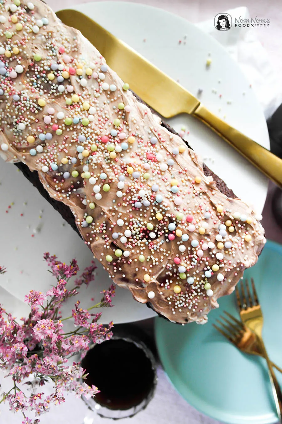Ein Stück Schoko-Brownie-Kuchen mit Creme und Streuseln, bereit zum Genießen am 3. Geburtstag