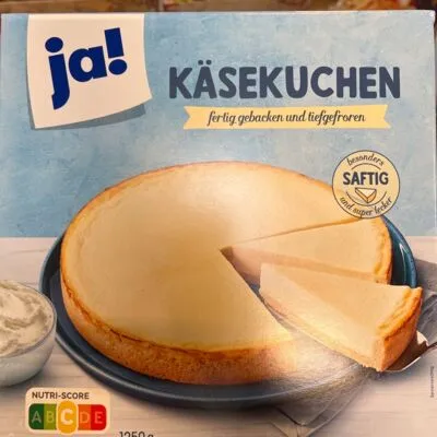 Ein Stück traditioneller deutscher Käsekuchen, cremiger Hochgenuss.
