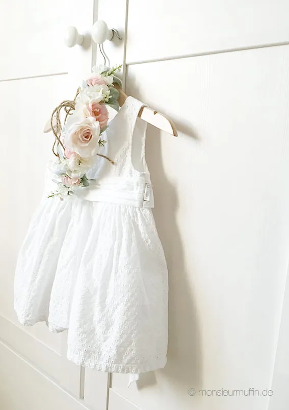 Ein süßes Kinderkleid mit einem Blumenkränzchen, das die festliche Stimmung eines Kindergeburtstages einfängt.