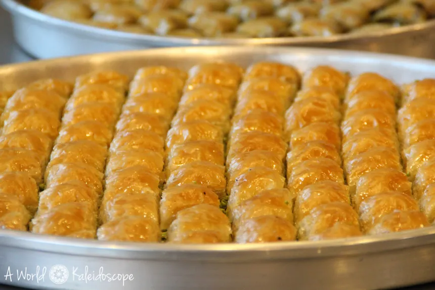Ein Tablett voller Baklava in Gaziantep, Türkei
