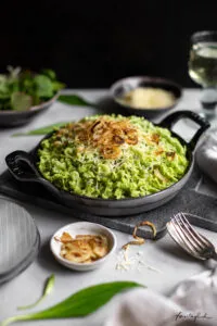Ein Teller Bärlauch-Käsespätzle, reichlich bedeckt mit perfekt knusprigen Röstzwiebeln.
