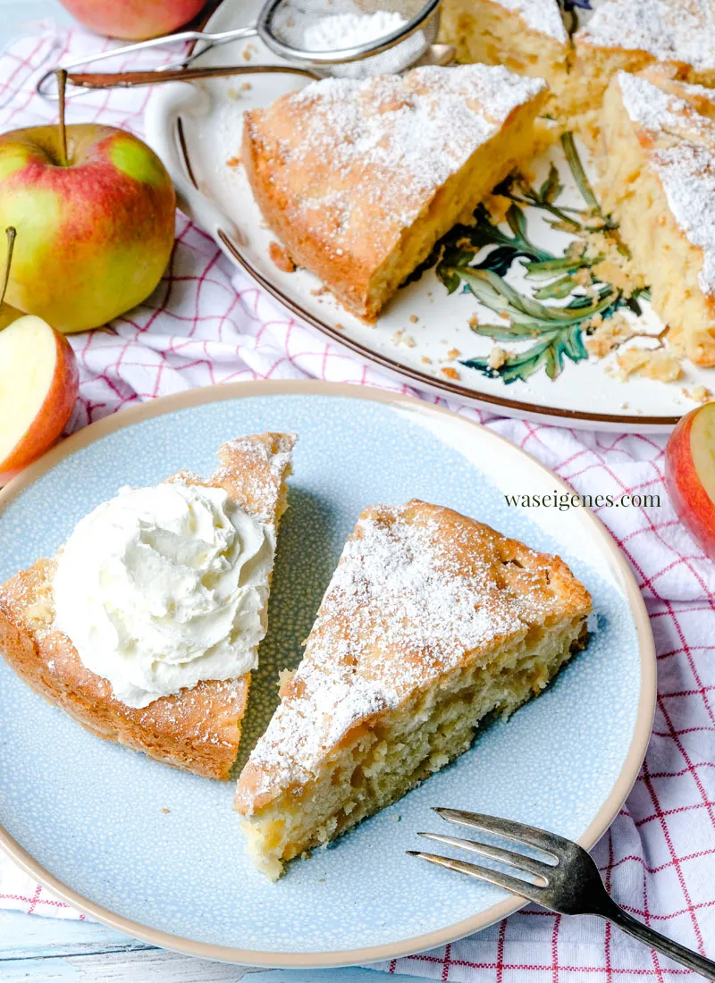 Ein Teller mit einem Stück saftigem Apfelkuchen und einer Tasse Kaffee, bereit für eine gemütliche Kaffeepause