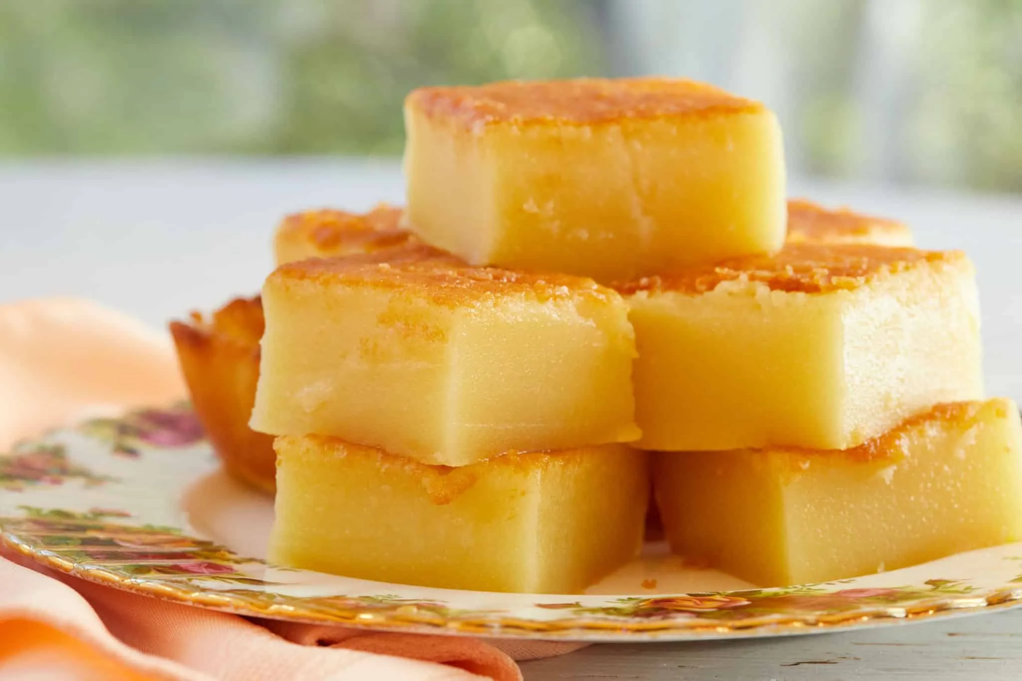 Ein Teller mit frisch gebackenem Hawaiian Butter Mochi, appetitlich angerichtet.