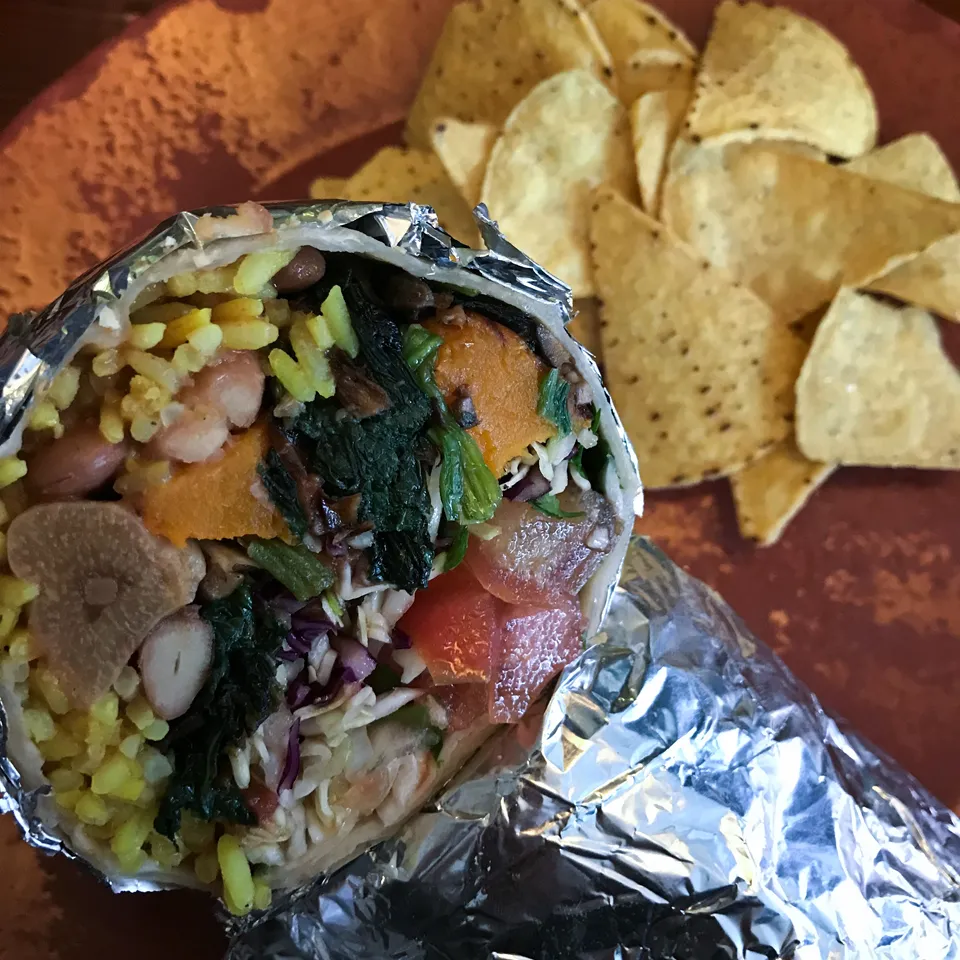Ein Teller mit frischer Guacamole und Salsa, serviert mit Tortilla-Chips, als mexikanischer Snack