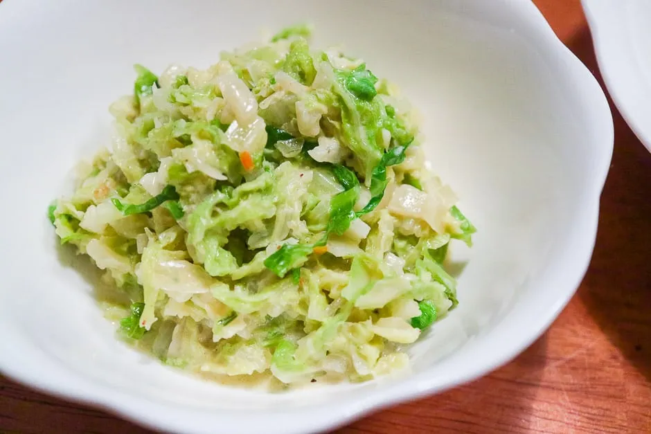 Ein Teller mit herzhaftem Wirsinggemüse als Beilage.