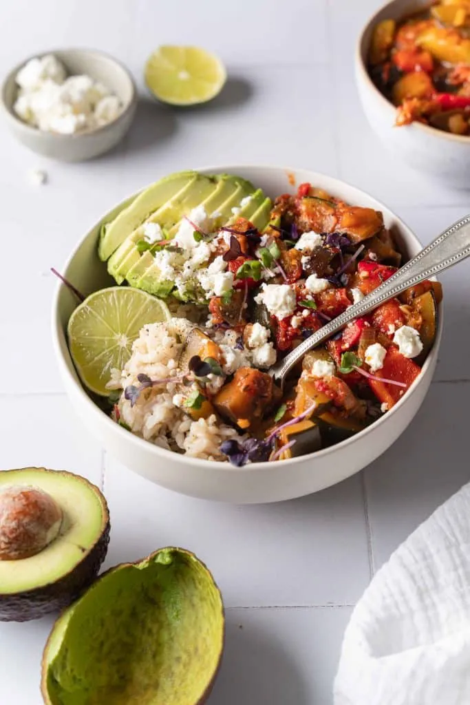 Ein Teller mit Ratatouille wird präsentiert.