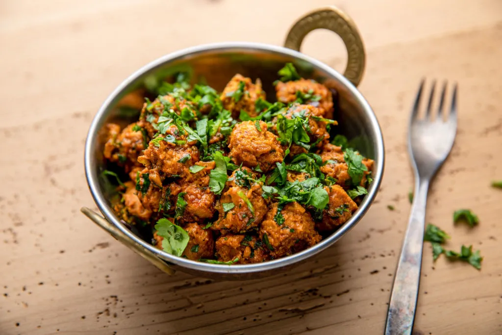 Ein Teller mit Rogan Josh, einem aromatischen Currygericht aus Kaschmir.