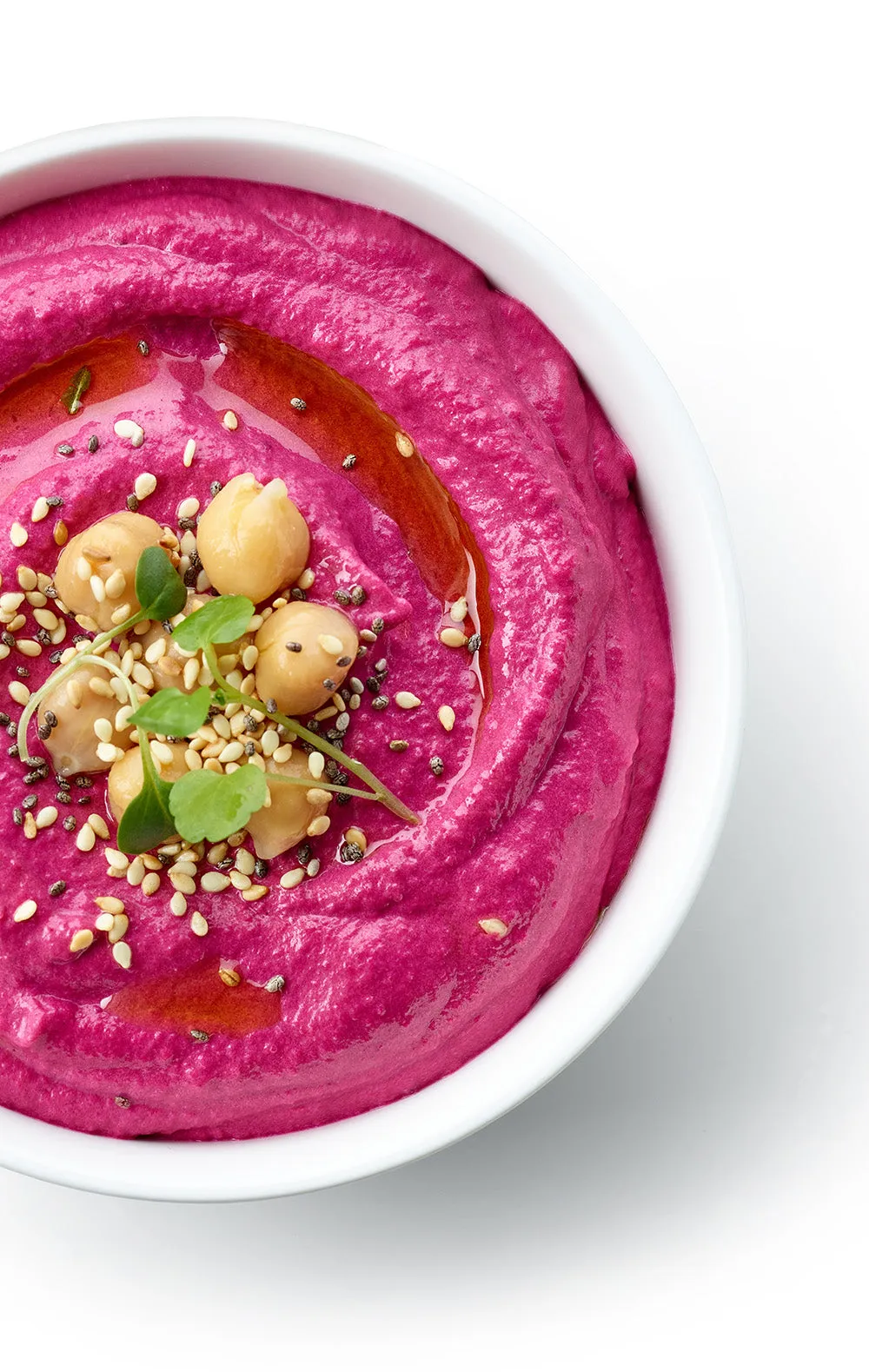 Ein Teller mit Rote Bete Aufstrich, serviert mit Brot und Gemüse.