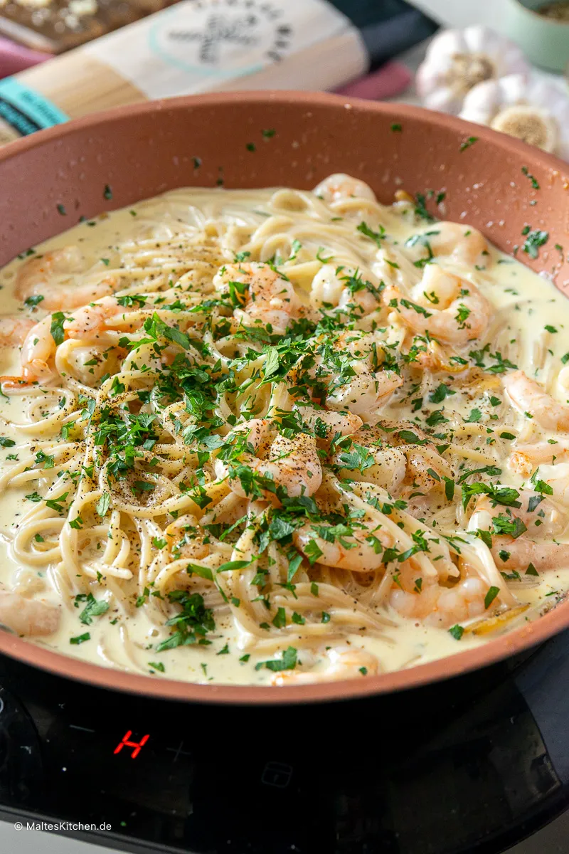 Ein Teller voll cremiger Spaghetti Alfredo mit saftigen Garnelen, ein ideales Garnelen Gericht.