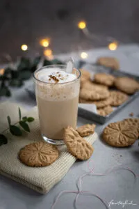 Ein Teller voller köstlicher, gestempelter Spekulatius-Plätzchen, perfekt für die schnelle Weihnachtsbäckerei.