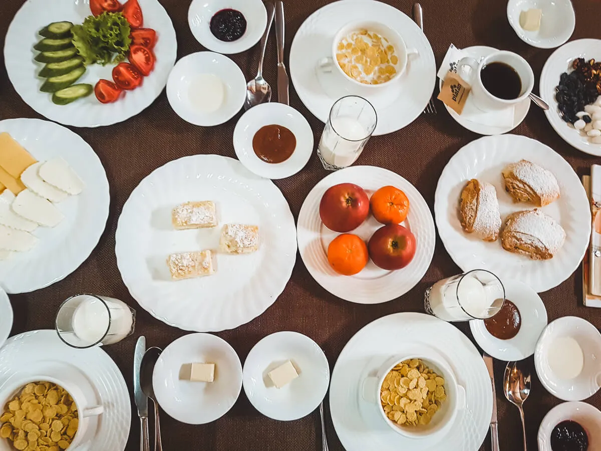 Ein Tisch in Zentralasien mit vegetarischen Optionen