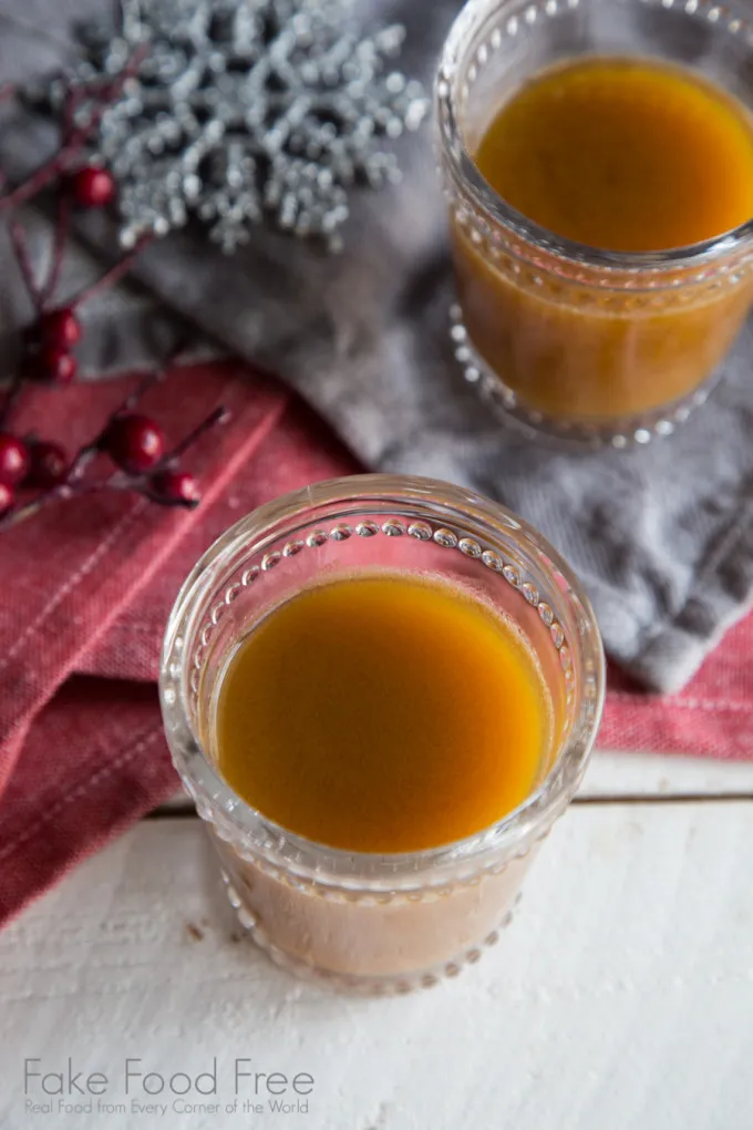 Ein Topf mit köstlichem Apfelpunsch mit Rum auf dem Herd, sanft erwärmt für die Feiertage.