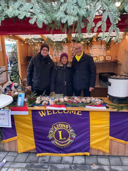 Ein traditioneller deutscher Weihnachtsmarkt mit Glühweinständen