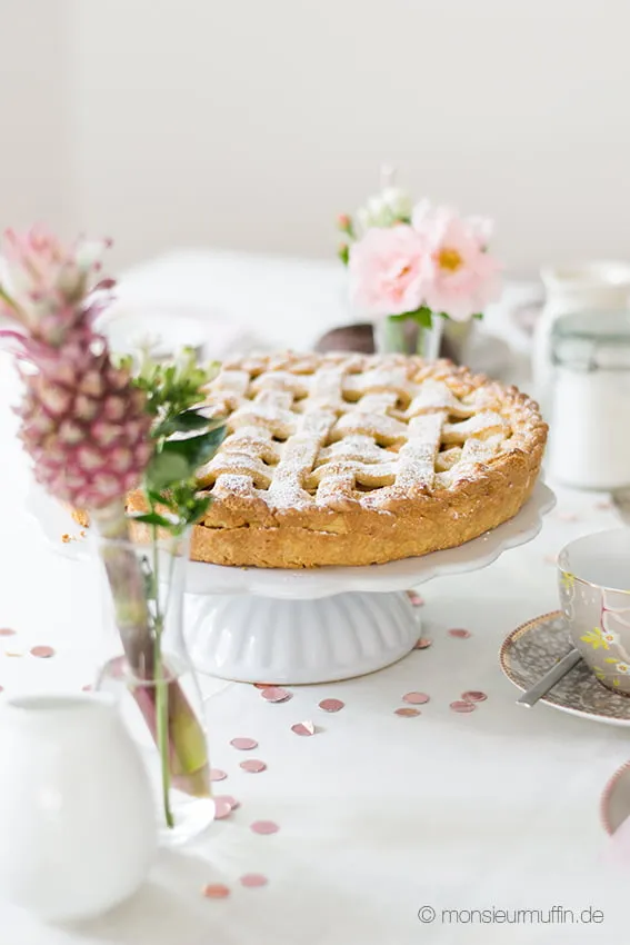 Ein traditioneller gedeckter Apfelkuchen, eine beliebte Ergänzung auf deutschen Kuchentafeln.