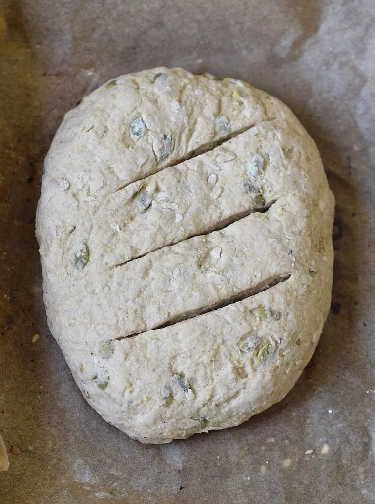Ein ungebackener runder Laib glutenfreien Brotes, bereit zum Backen im Ofen