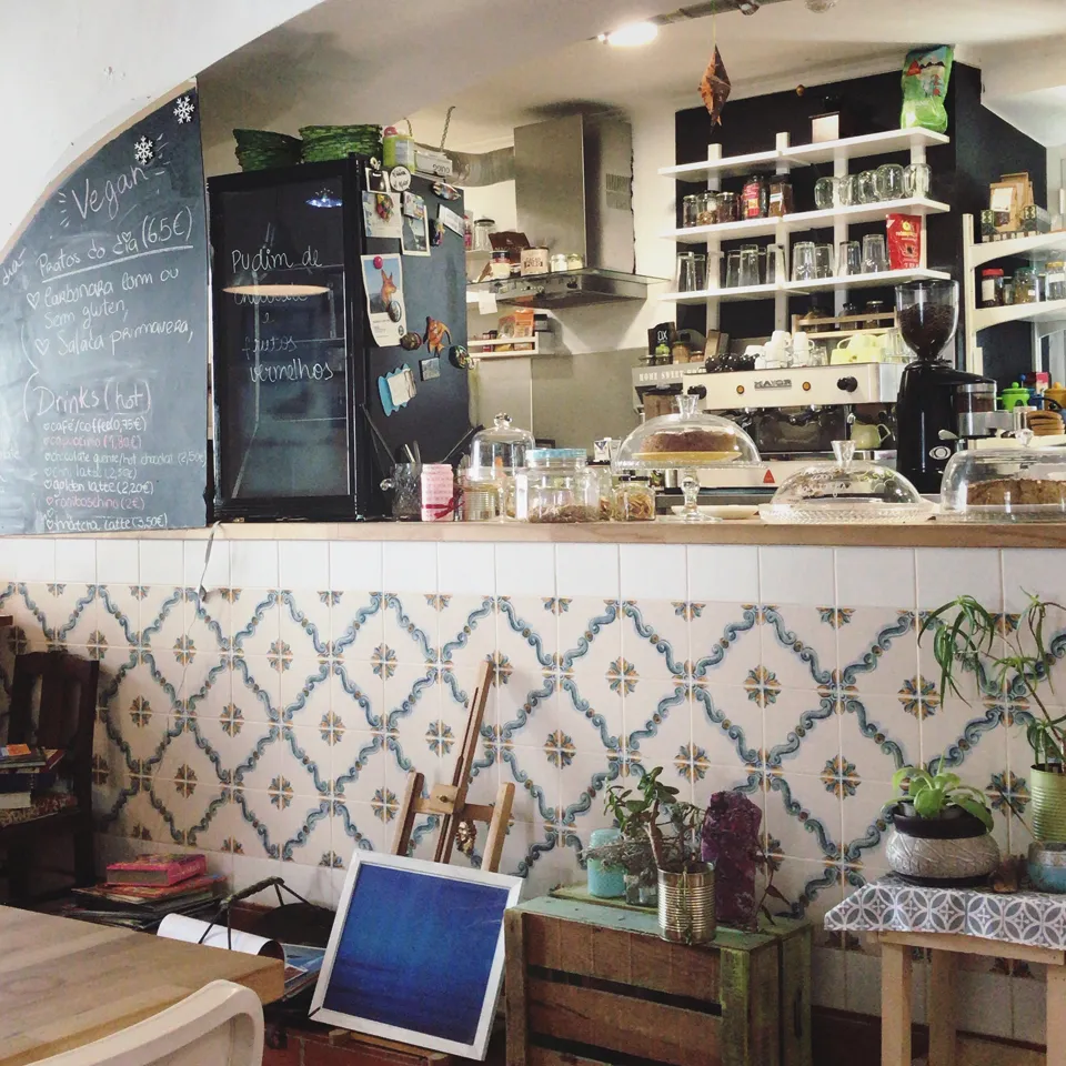 Ein veganer Frühlingssalat mit Radicchio, Erdbeeren, Mango, Möhren und Sonnenblumenkernen