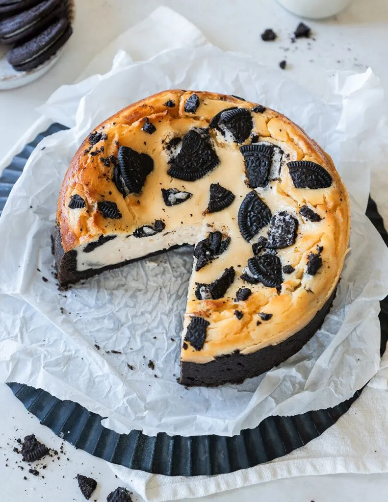 Ein veganer Oreo Käsekuchen in der Springform, der seinen festen Boden und den hohen Rand zeigt, bereit für die Füllung.