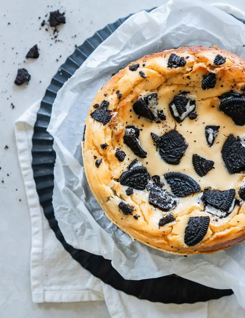 Ein verführerischer veganer Oreo Käsekuchen, liebevoll dekoriert, der das Herz jedes Desssert-Liebhabers höherschlagen lässt.