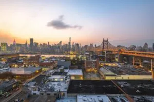 Ein Viertel in Queens mit Häusern und einer Straße, die die Vielfalt von New York City Reisetipps darstellt.