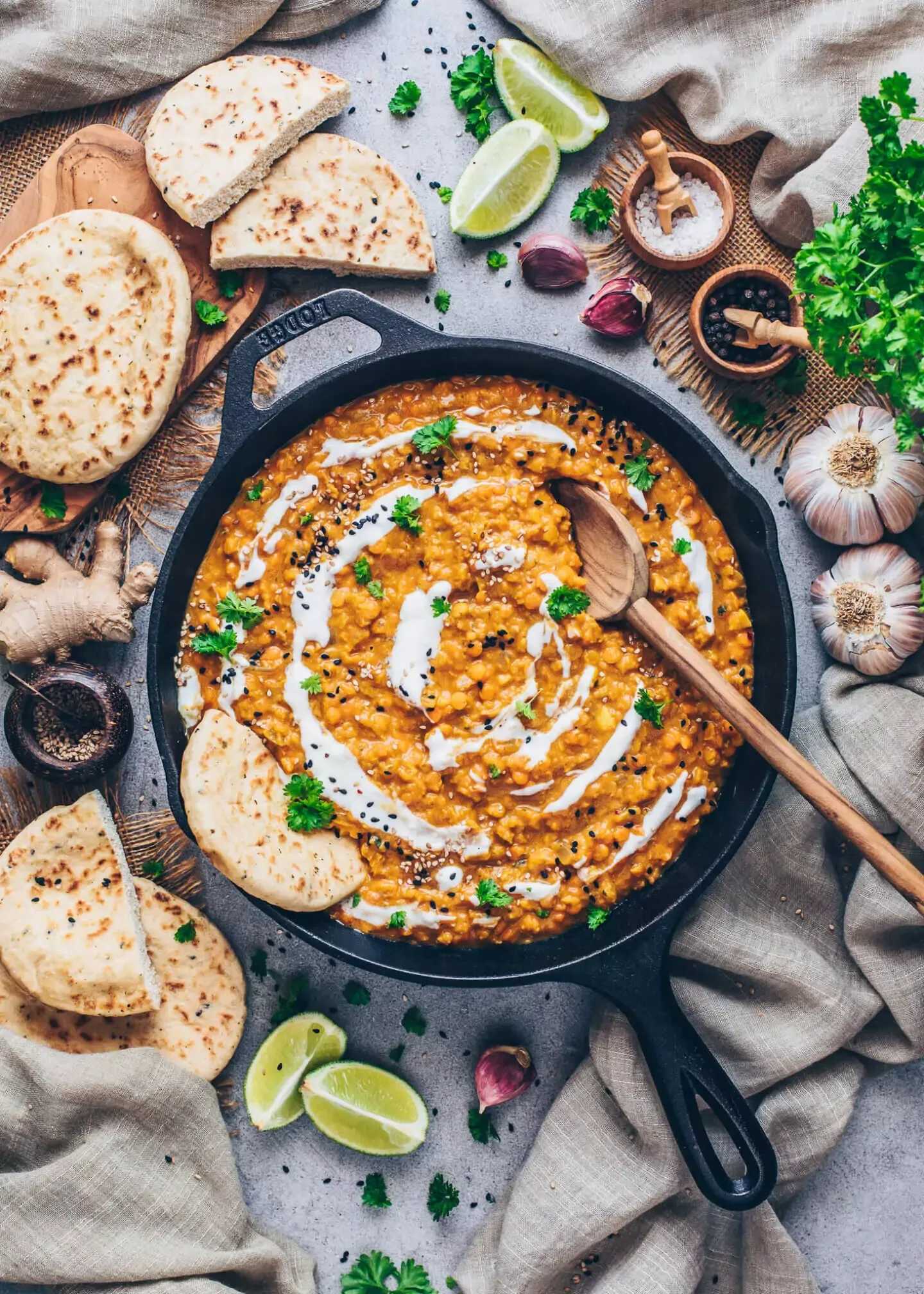 Ein wärmender veganer Linsen-Dal, bereit zum Genießen, mit frischer Garnitur.