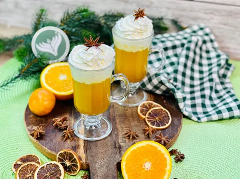 Ein warmer, alkoholfreier Punsch mit Orangen- und Mandarinenaroma, garniert mit einer Sahnehaube und Zimtstangen