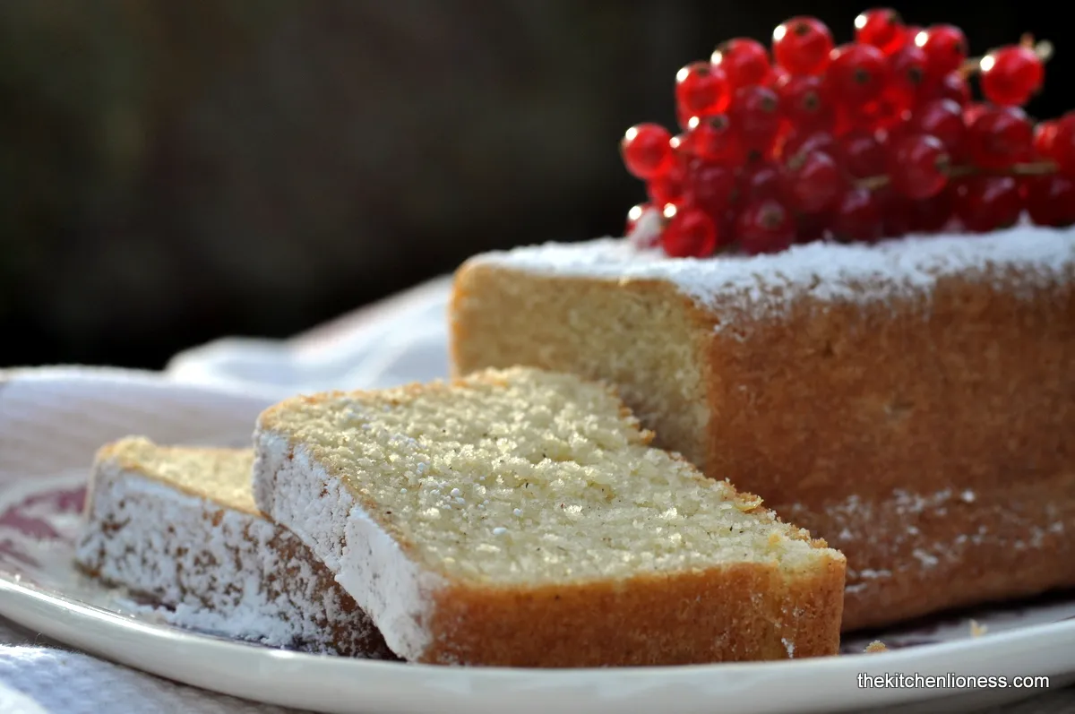 Ein weiterer Anschnitt des Kuchens, diesmal mit frischen Heidelbeeren