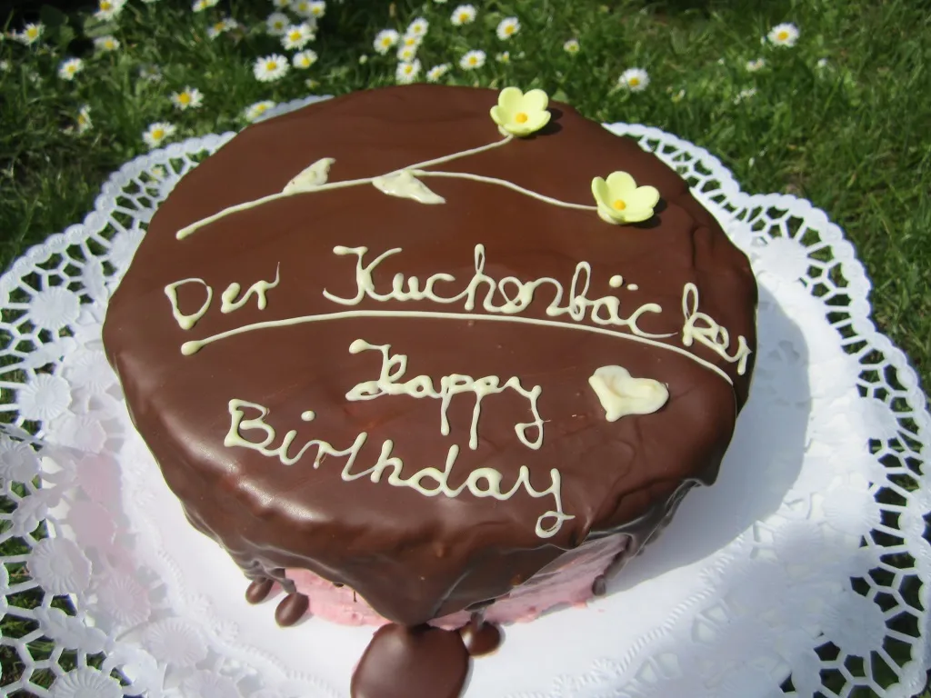 Ein weiterer Blick auf die fertig verzierte Dripping Raspberry-Brownie Torte