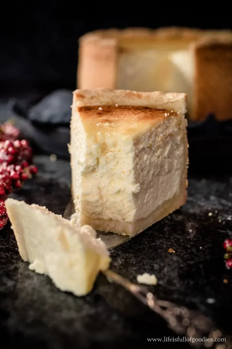 Ein weiteres Stück des weltbesten Käsekuchens auf einem Teller, perfekt gebacken