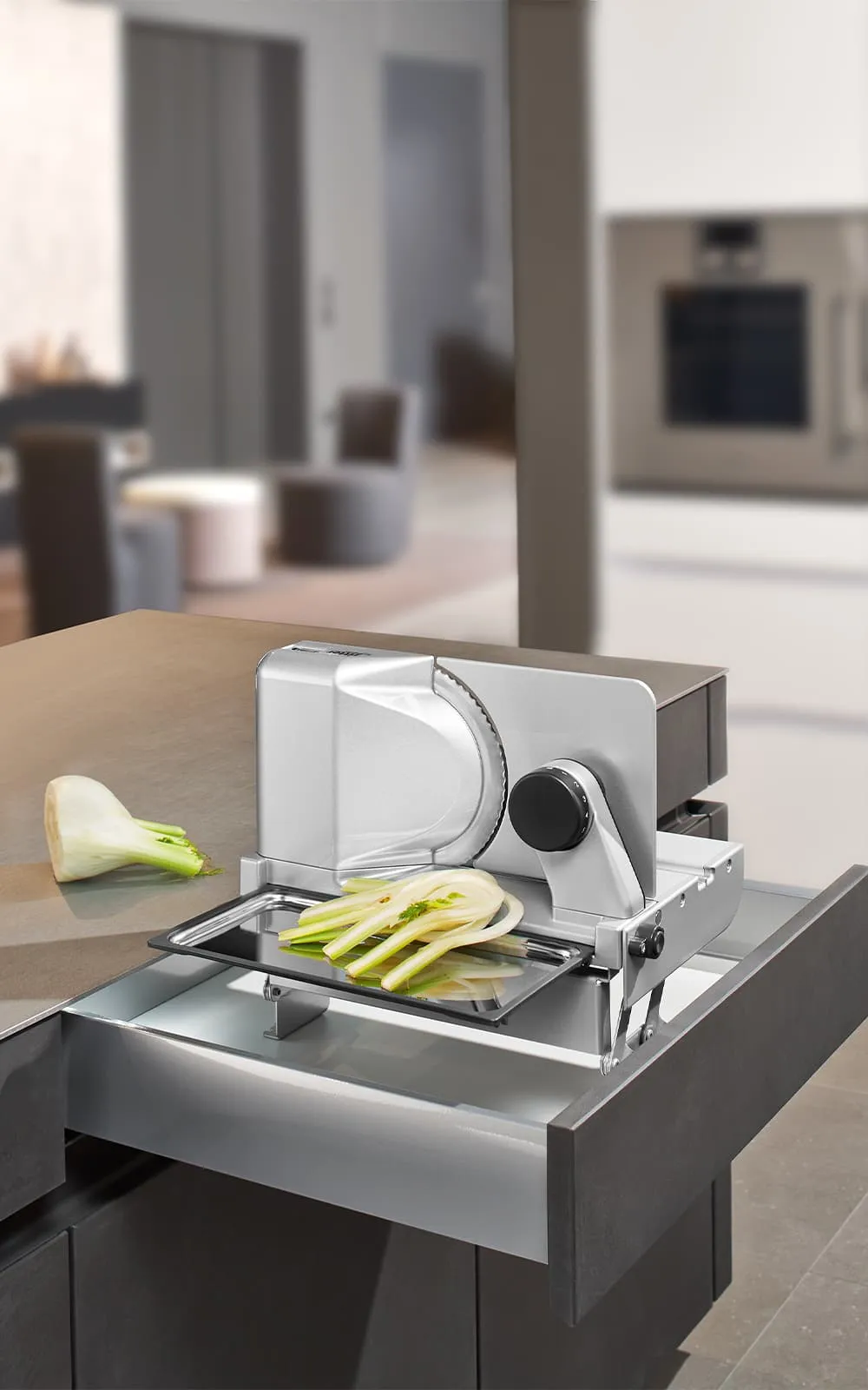 Einbau-Allesschneider beim Schneiden von Gemüse, ein Beispiel für innovative und effiziente Elektro-Küchengeräte