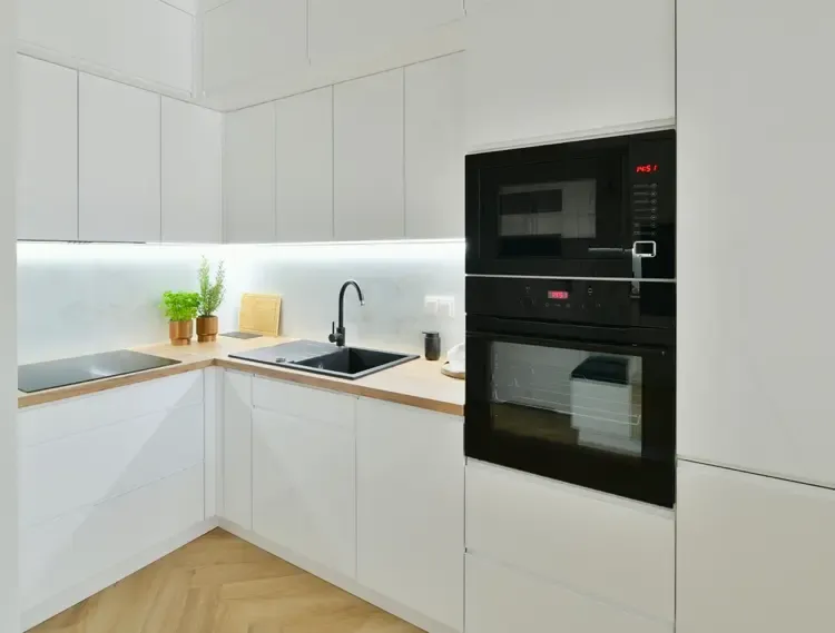 Einbau von Backofen und Mikrowelle übereinander