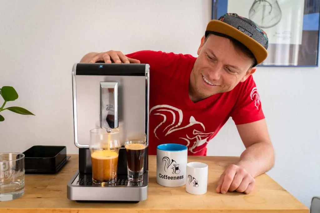 Einblick in das Innere eines schlanken Kaffeevollautomaten, der an den Tchibo Esperto Caffè erinnert.