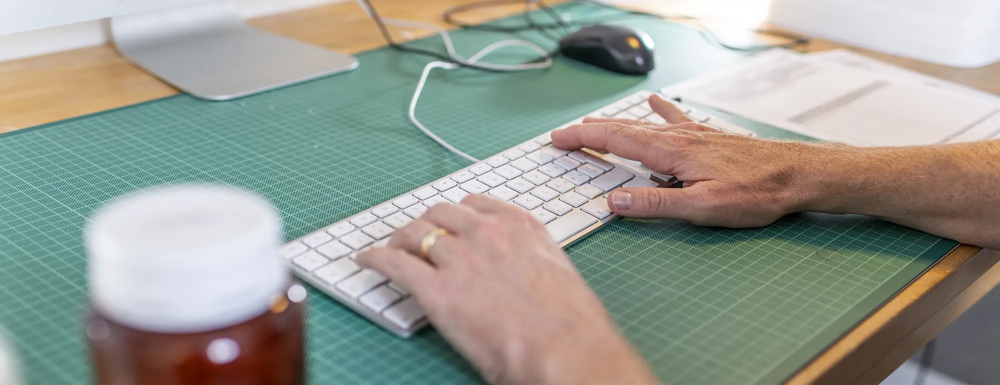 Eindruck von der BDM-Arbeit: Ein Mitarbeiter gibt am Computer die Art-Daten in eine Datenbank ein.