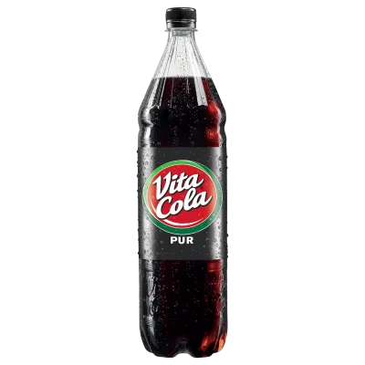 Eine 1,5 Liter PET-Einwegflasche Vita Cola Pur mit dem klassischen roten Etikett