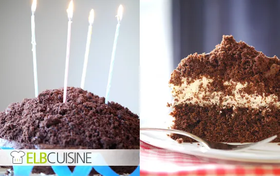 Eine Ansicht einer einzelnen Scheibe Maulwurftorte, enthüllt die cremige Füllung und den Schokoladenboden