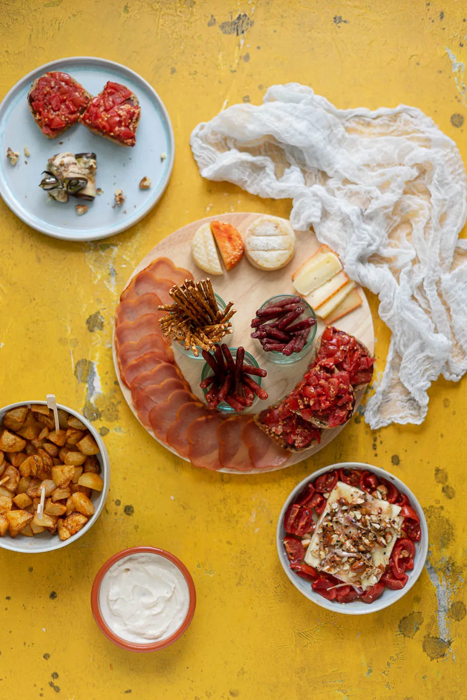 Eine ansprechend angerichtete Wurst- und Käseplatte als Basis für Tapas