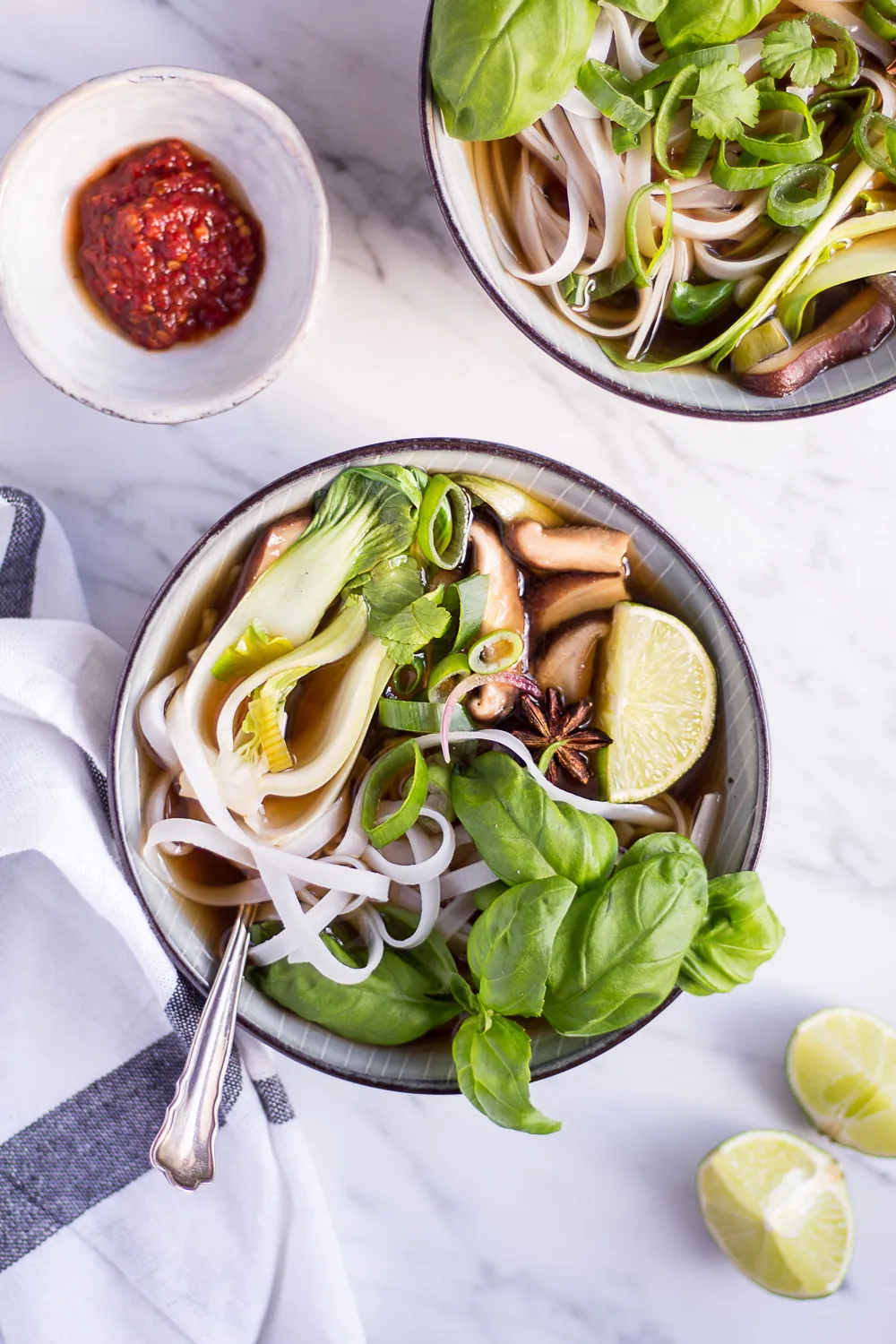 Eine aromatische vegane Pho-Suppe mit frischem Gemüse und Sternanis, ein gesundes und nahrhaftes Gericht.