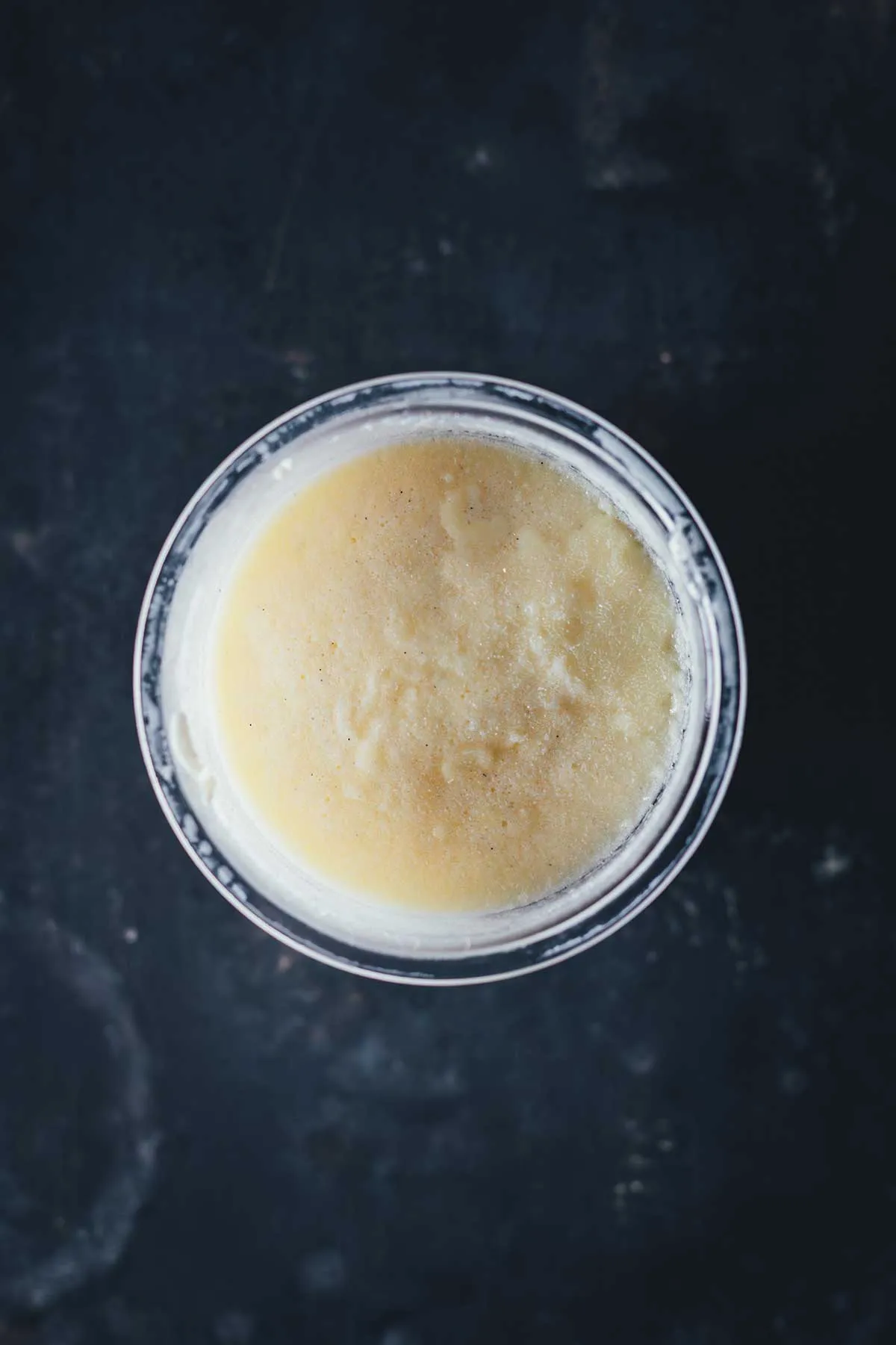 Eine aufgeschnittene Vanilleschote mit sichtbarem Vanillemark, die die Qualität der Zutat hervorhebt.