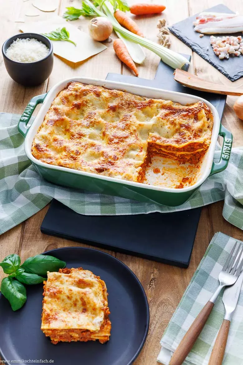 Eine Auflaufform mit einer bereits geschichteten Lasagne, bereit für den Ofen.