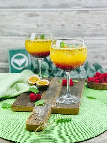 Eine Auswahl an bunten, frischen Früchten, die für die Zubereitung von alkoholfreien Getränken verwendet werden können