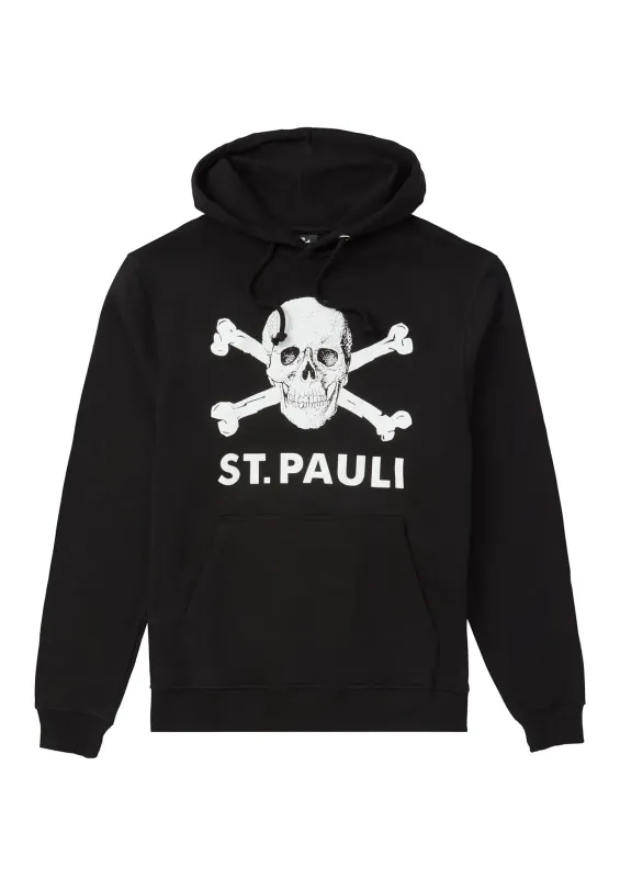 Eine Auswahl an FC St. Pauli Fanartikeln, darunter ein Kapuzenpullover mit dem Totenkopflogo
