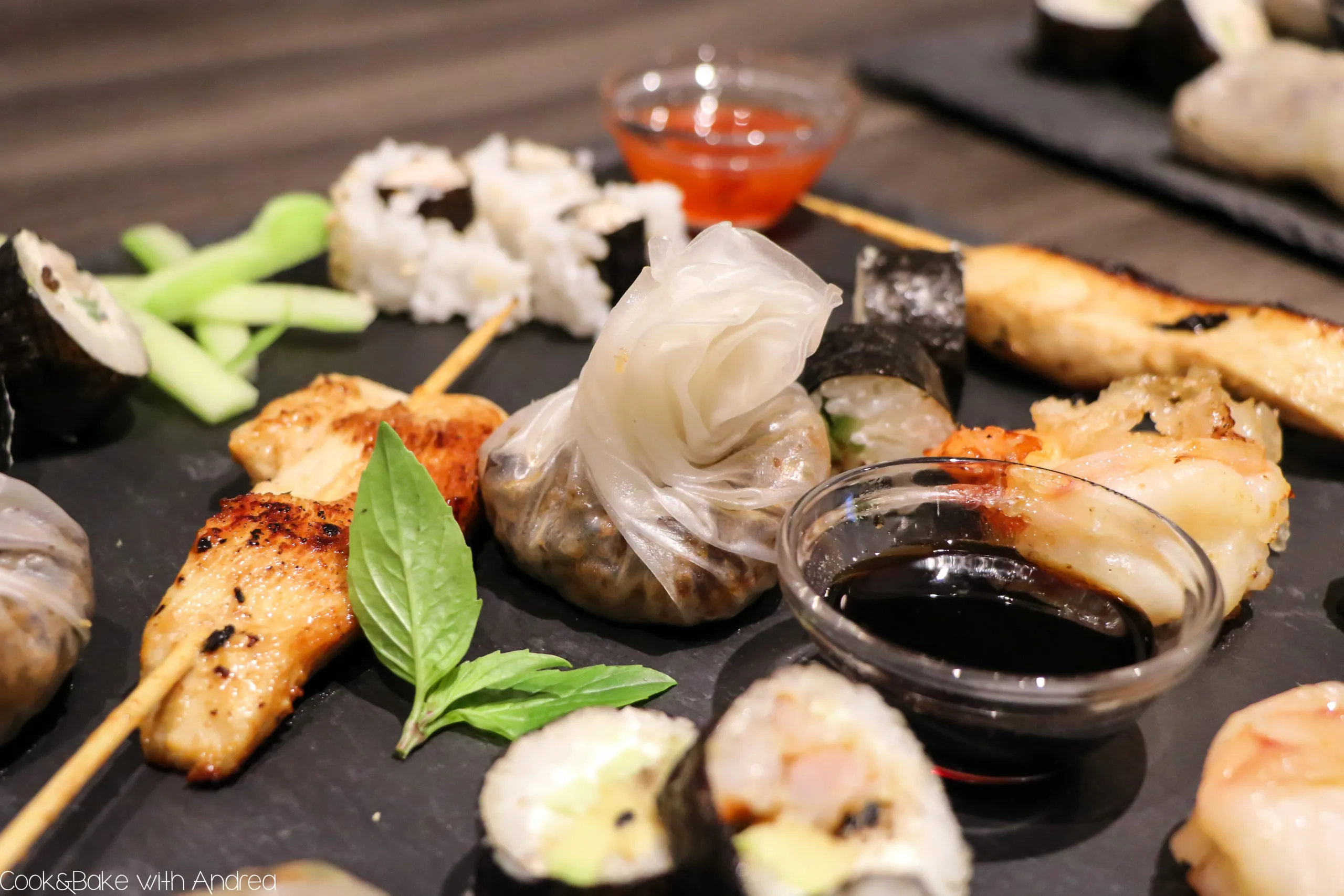 Eine Auswahl an frisch zubereiteten Wan Tans und Herbstrollen, gefüllt mit Gemüse und Hackfleisch, ein Klassiker unter den asiatischen Vorspeisen.