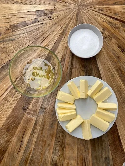 Eine Auswahl an kleinen und großen Oster-Schokoladen, arrangiert als Topping für eine selbstgemachte Ostertorte.