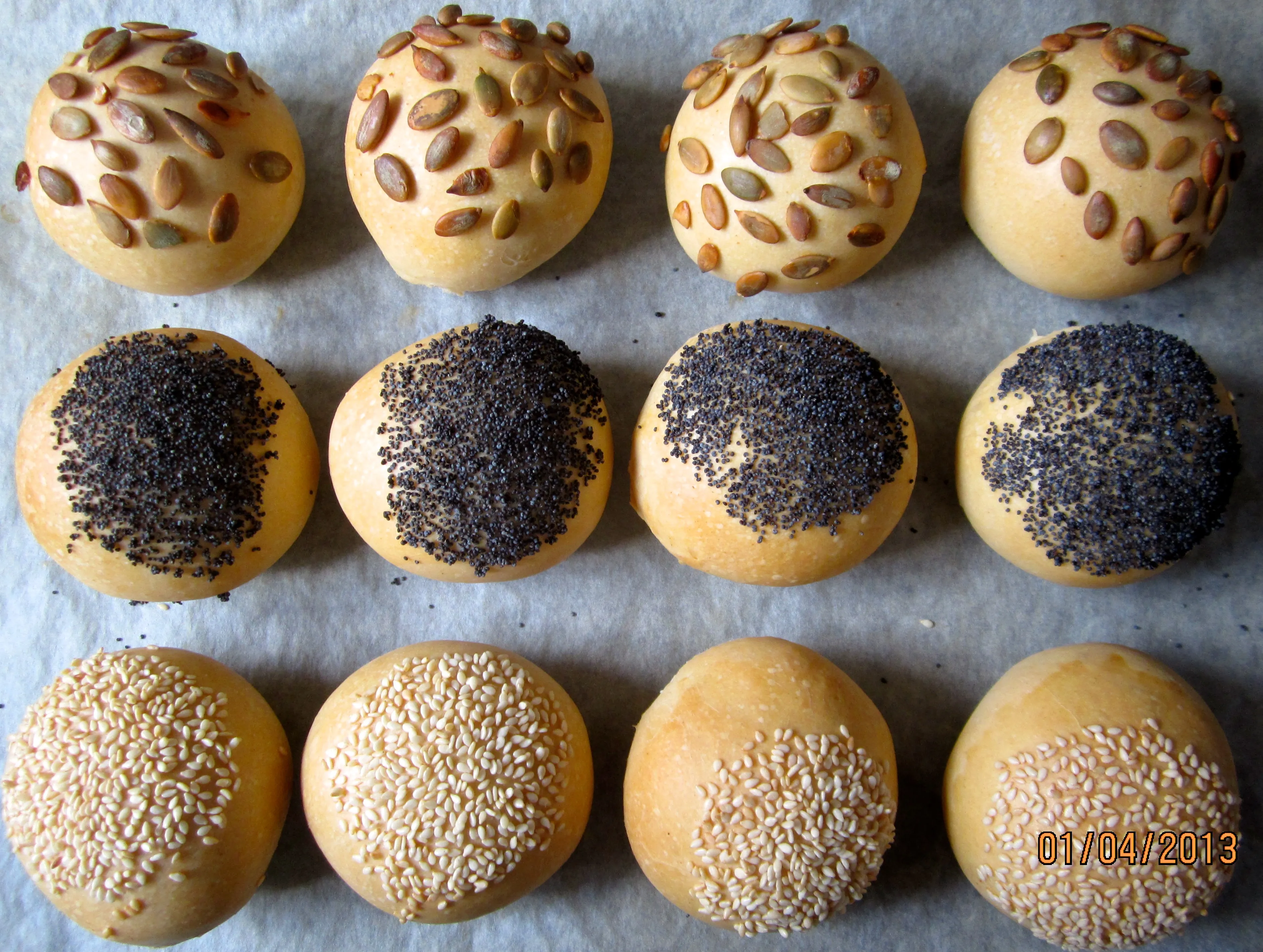 Eine Auswahl an verschiedenen Mehlsorten, einige sind in glänzenden Verpackungen, andere in einfachen Papiertüten.