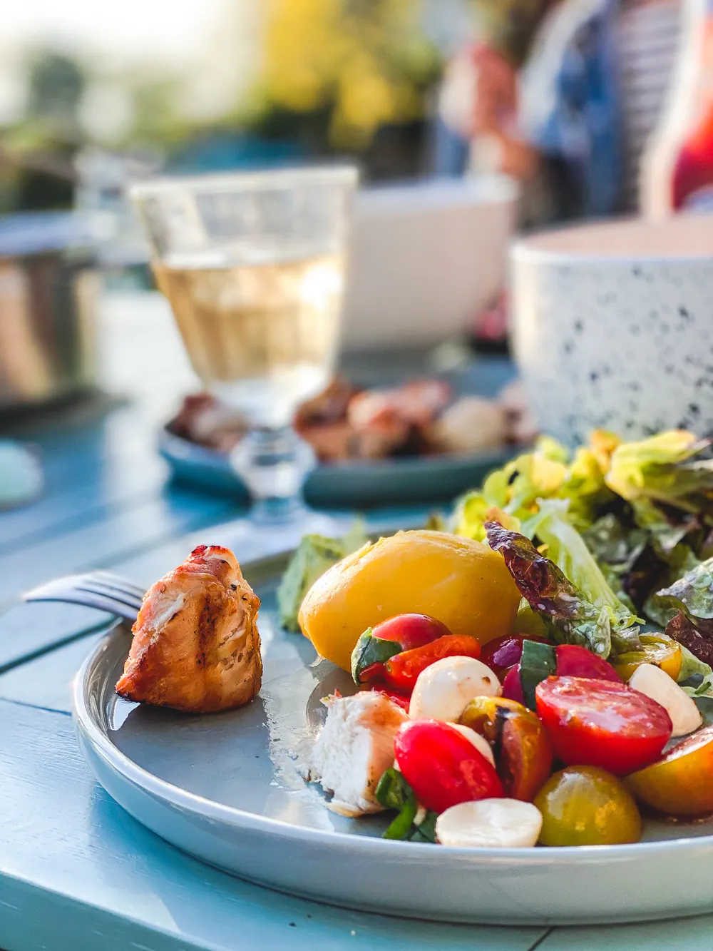 Eine Auswahl bunter Salate und Grillbeilagen für einen geselligen deutschen Grillabend