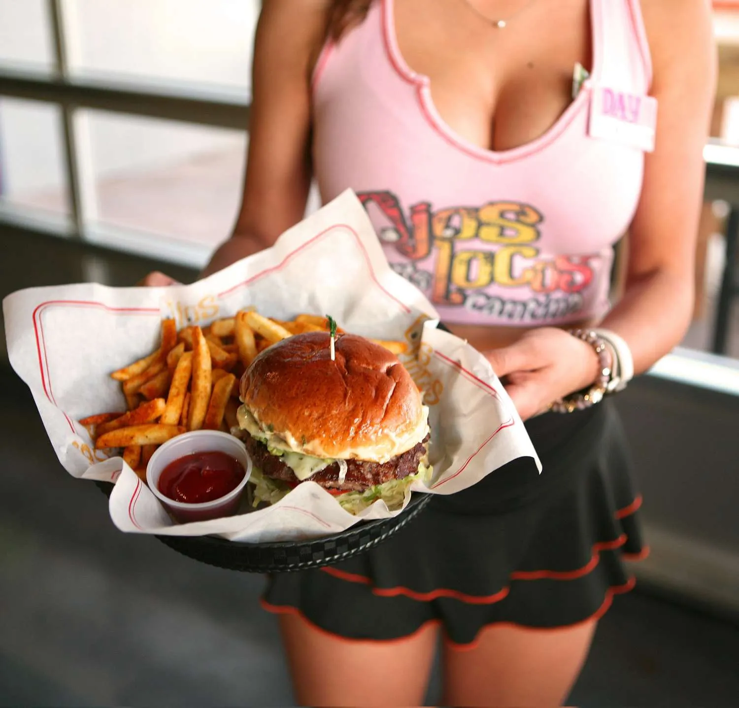 Eine Auswahl der Ojos Locos Spezialitäten, ideal für den Genuss in einer lebhaften Sportbar-Atmosphäre.