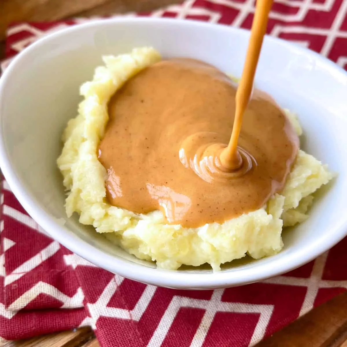 Eine Auswahl frischer Zutaten für die Zubereitung von Rahmsoße, darunter Sahne, Tomatenmark und Gewürze