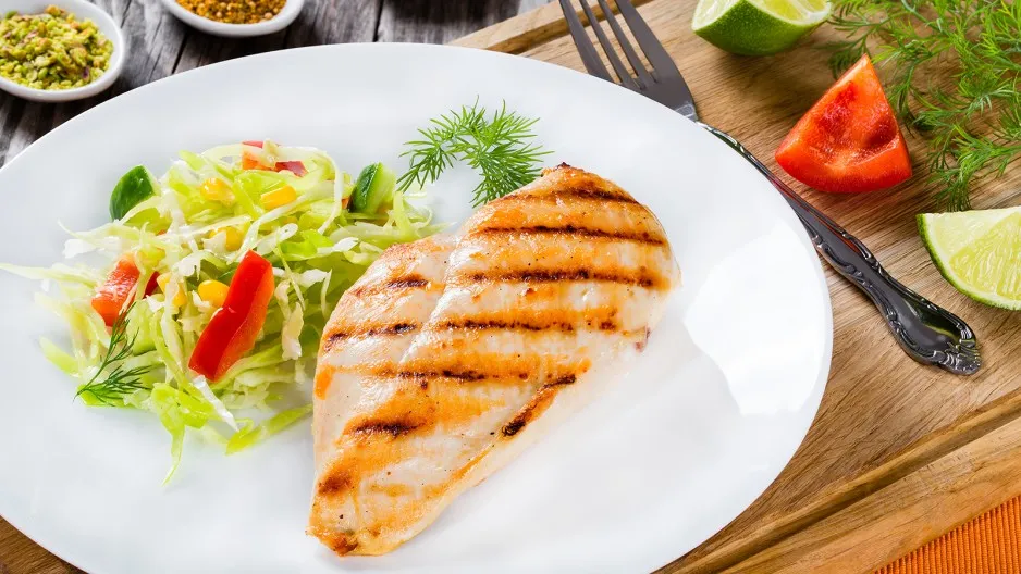 Eine Auswahl leichter und gesunder Speisen auf einem Holztisch, darunter Salate, Gemüse und eine Suppe, perfekt für fettarme Gerichte.