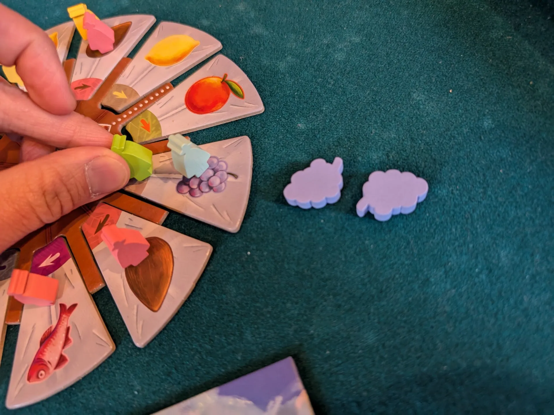 Eine Auswahl typisch deutscher Hausmannskost, die die Bedeutung von deftigen und nahrhaften Speisen in der deutschen Esskultur unterstreicht, wie Bratwurst und Sauerkraut.