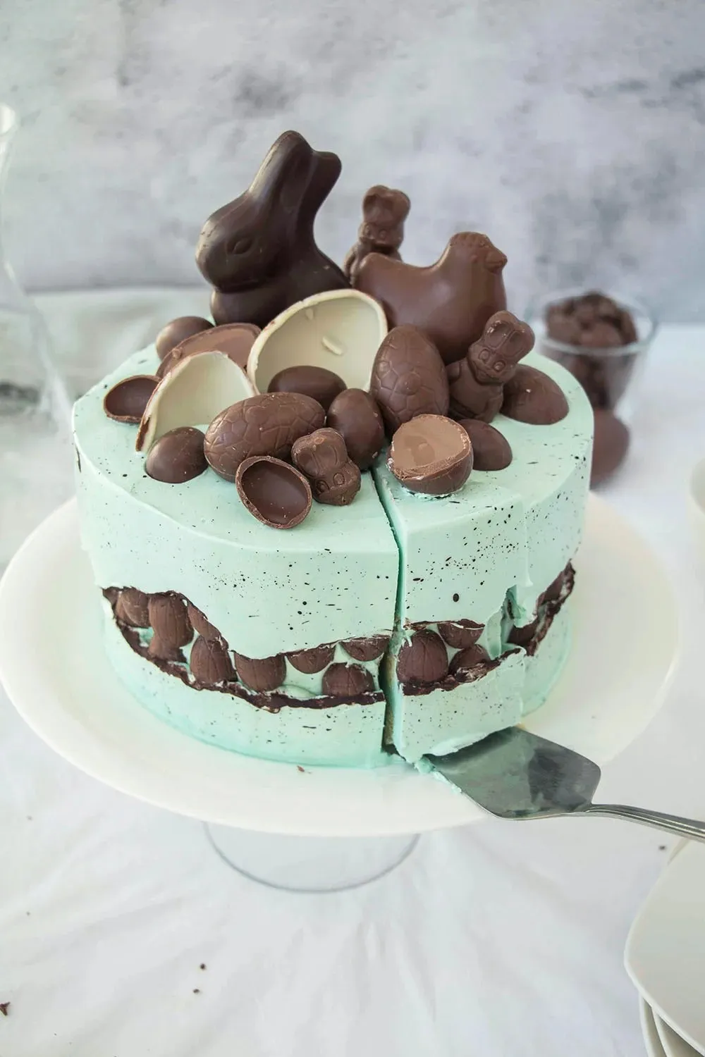 Eine bereits gesprenkelte Fault Line Torte, die auf weitere Osterdekorationen wartet.